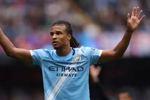 تقارير: برشلونة يرغب في ضم ناثان آكي.. وعقبة وحيدة